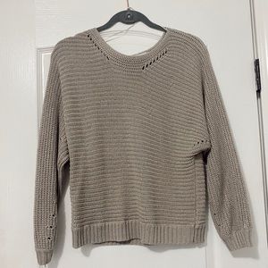 Cropped sweater with details on neck and sleeves